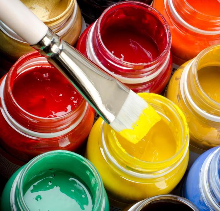 jelaskan perbedaan cat akrilik dan cat minyak