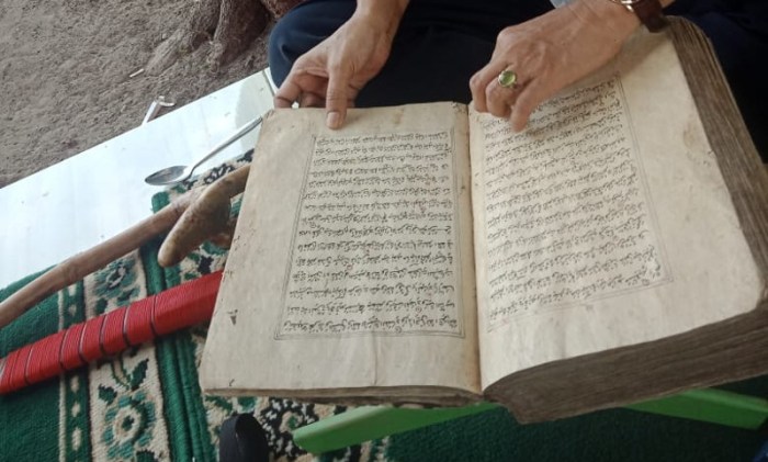 naskah kuno tulisan tangan: jendela ke masa lalu