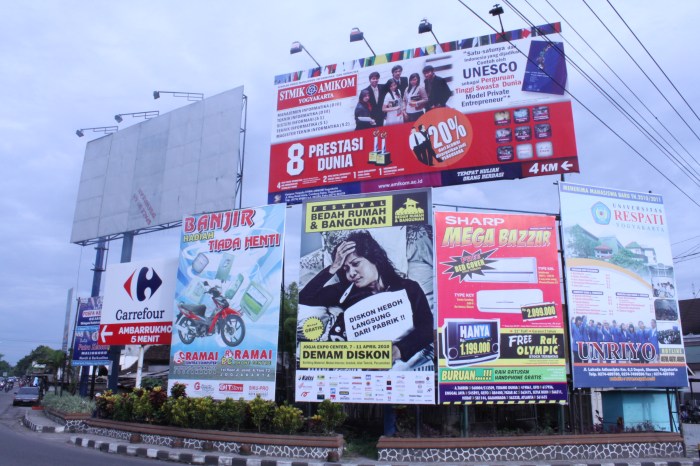 mengenal perbedaan billboard dan baliho: panduan singkat