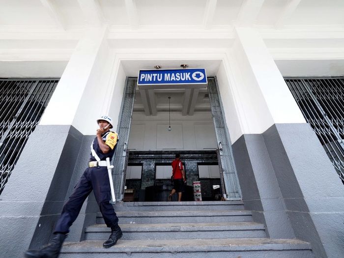 penjaga pintu di stasiun kereta api: pentingnya keselamatan dan kelancaran