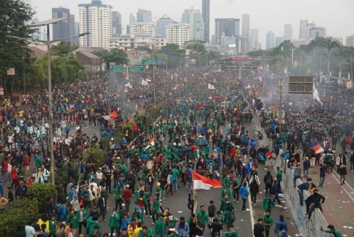 situasi aksi demonstrasi mahasiswa di depan gedung dpr mpr ri 190924190549 894